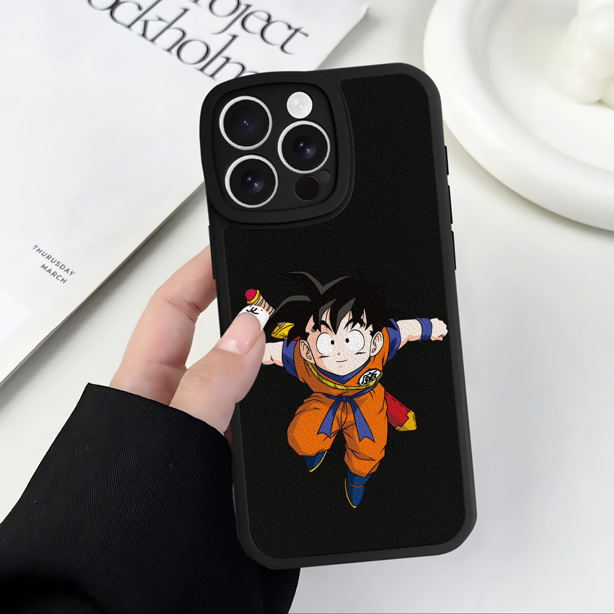 ドラゴンボール 孫悟空（そん ごくう）Son Goku カカロット DRAGON BALL Kakarotto 【iPhone 16シリーズ対応】シリコンスマホケース（レザー調） 材質：シリコン