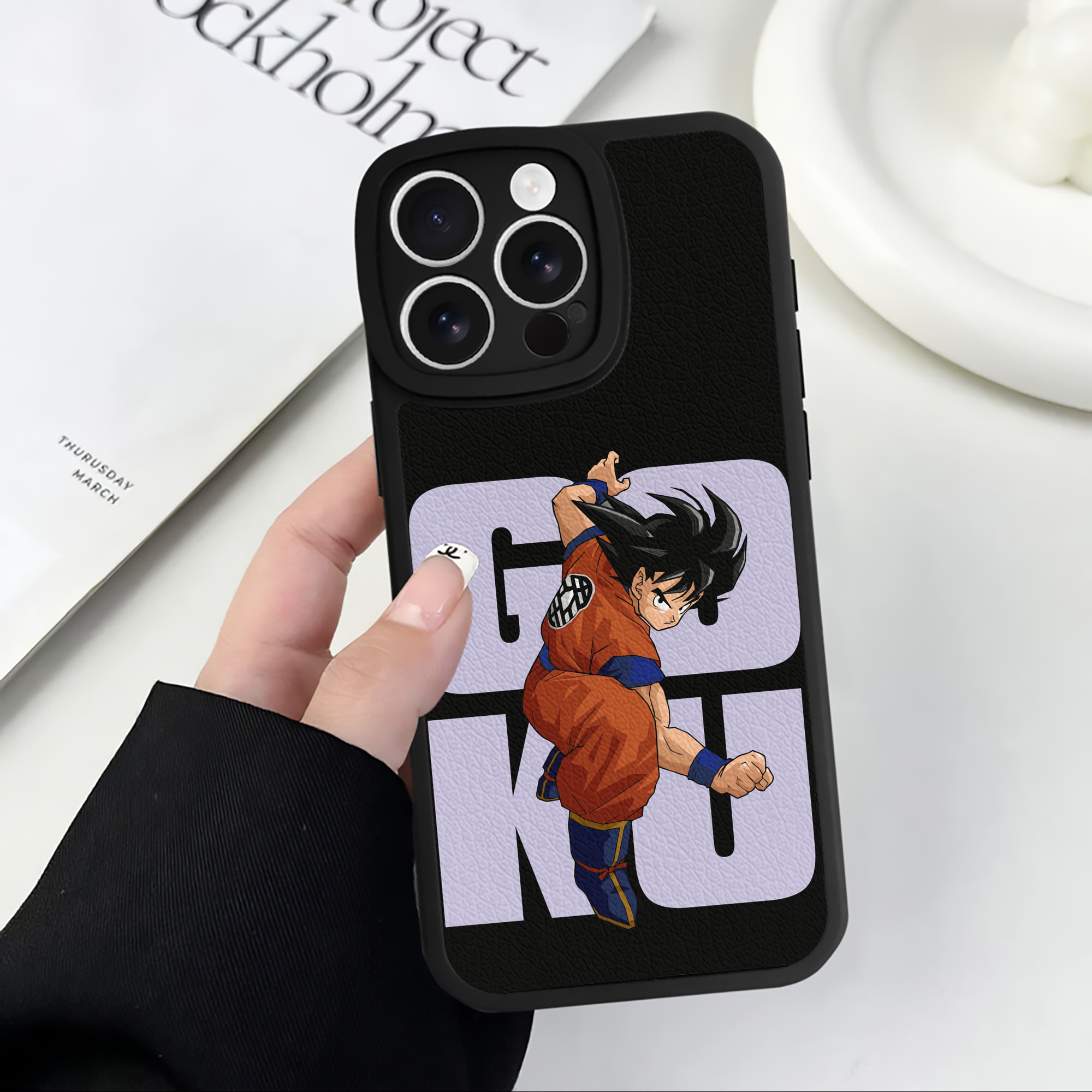 ドラゴンボール 孫悟空（そん ごくう）Son Goku カカロット DRAGON BALL Kakarotto 【iPhone 16シリーズ対応】シリコンスマホケース（レザー調） 材質：シリコン