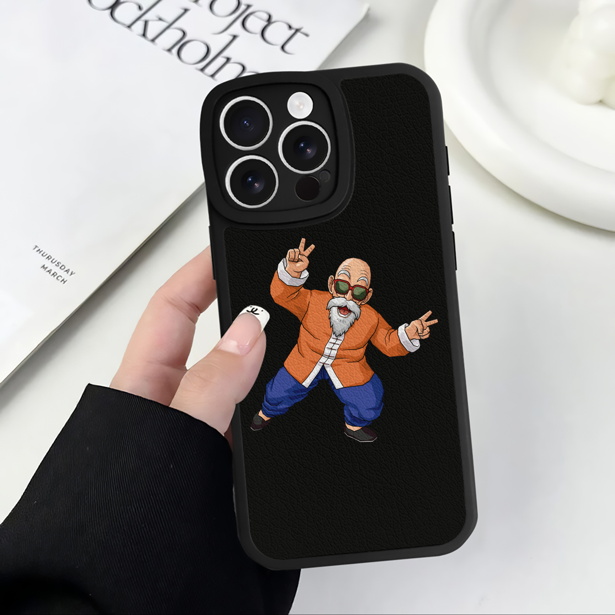 ドラゴンボール 亀仙人（かめせんにん） DRAGON BALL Master Roshi Kame Sennin 【iPhone 16シリーズ対応】シリコンスマホケース（レザー調） 材質：シリコン