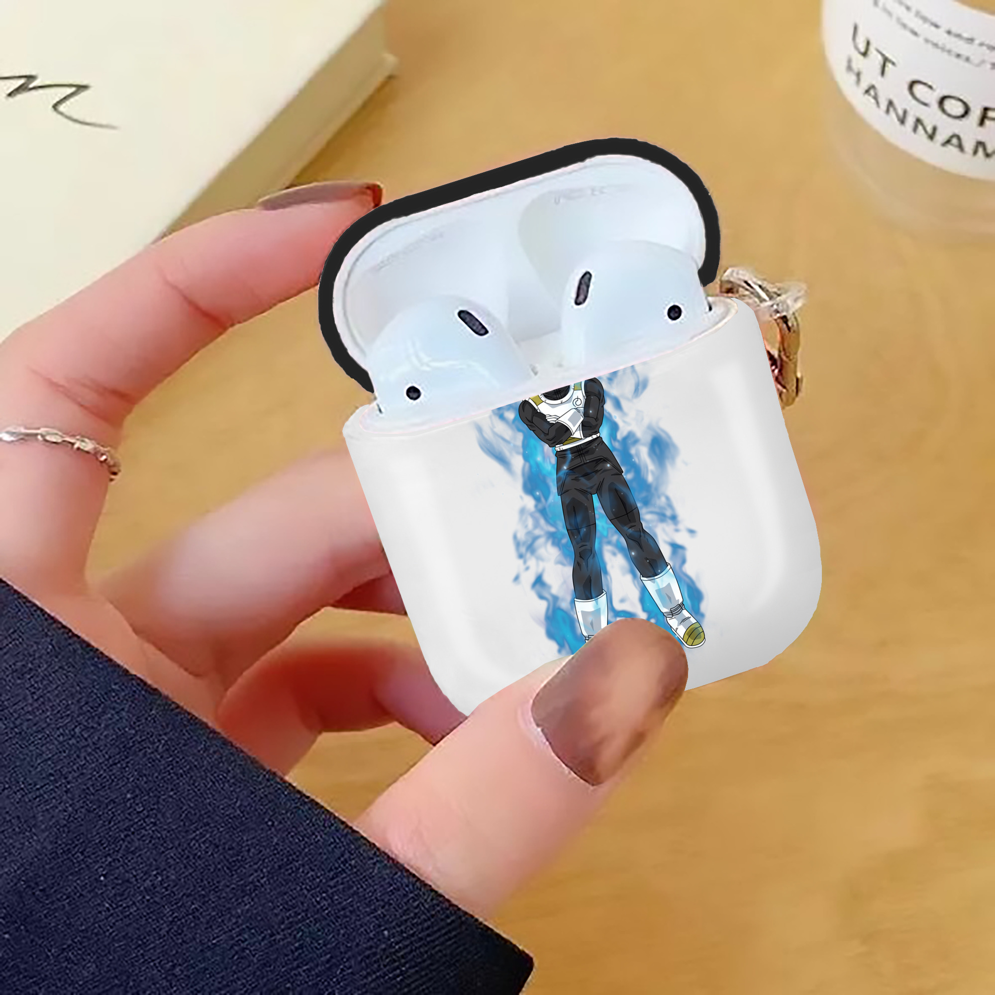 ドラゴンボール ベジータ四世（Bejīta Yonsei）DRAGON BALL Vegeta IV AirPods 第2世代保護ケース ハードシェル ブラック 耐衝撃・防指紋・カラビナ付き